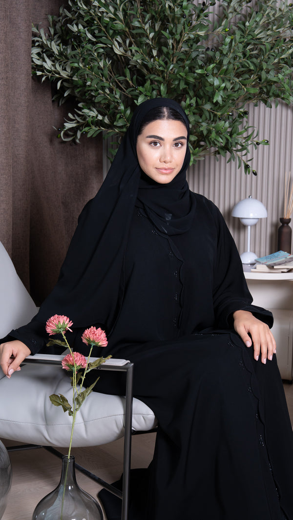 عباية ريا كريب سوداء بتفاصيل خرز على أطراف متموجة