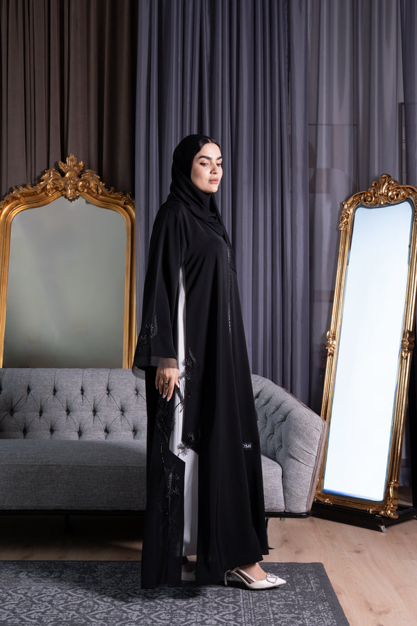 عباية رويال ندى سوداء بتطريز زهري أنيق
